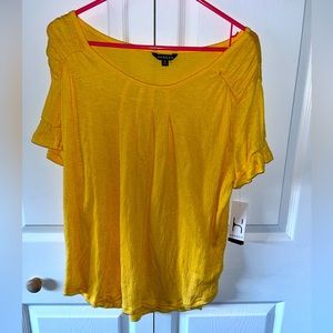 Hannah gold shirt size medium NWT.